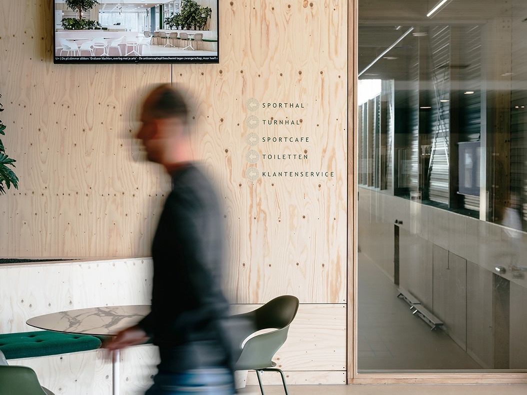 Persoon op trap en wayfinding