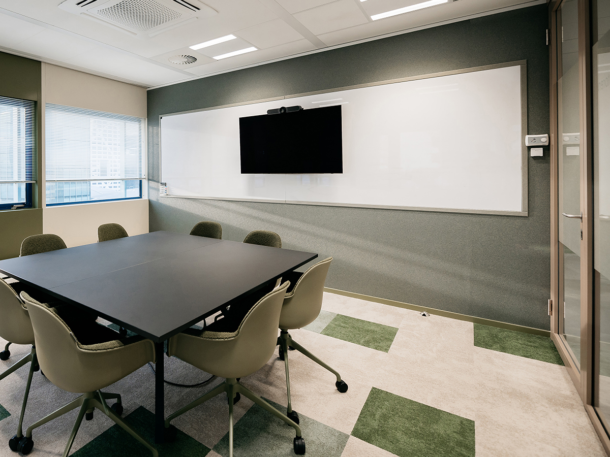 Wandbekleding met PET-vilt en whiteboard