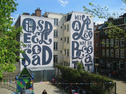 Kunstwerk Piet Parra voor school in Amsterdam, uitgevoerd door Iwaarden als muurschildering op een gevel aan het schoolplein, artwork, mural