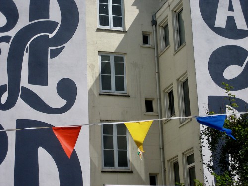 Kunstwerk Piet Parra voor school in Amsterdam, uitgevoerd door Iwaarden als muurschildering op een gevel aan het schoolplein, artwork, mural