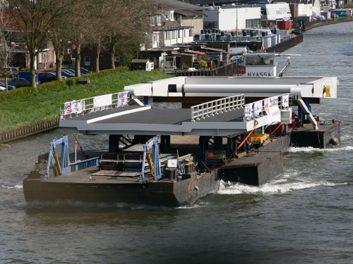 Kunstwerk van Walter Broekhuizen uitgevoerd door Iwaarden als schildering onder brug Meppelerdiepsluis, artwork, mural