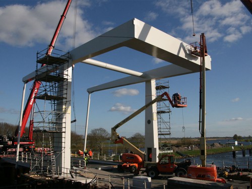 Kunstwerk van Walter Broekhuizen uitgevoerd door Iwaarden als schildering onder brug Meppelerdiepsluis, artwork, mural