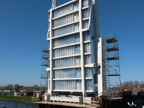 Kunstwerk van Walter Broekhuizen uitgevoerd door Iwaarden als schildering onder brug Meppelerdiepsluis, artwork, mural