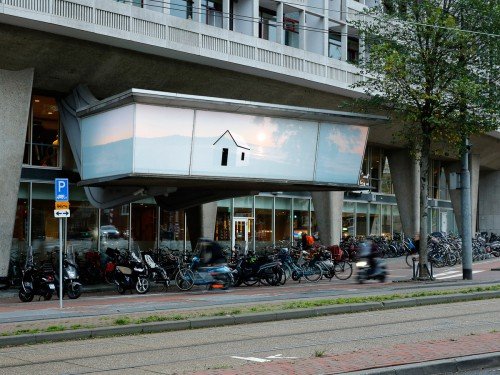Kunst in de openbare ruimte – Artwork, fotografische installatie Popel Coumou op glazen wand in Amsterdam