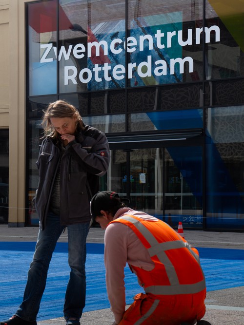 Uitvoering schildering op plein door Iwaarden voor Kunstproject 'The splash' in Rotterdam, door Arttenders en Cindy Bakker