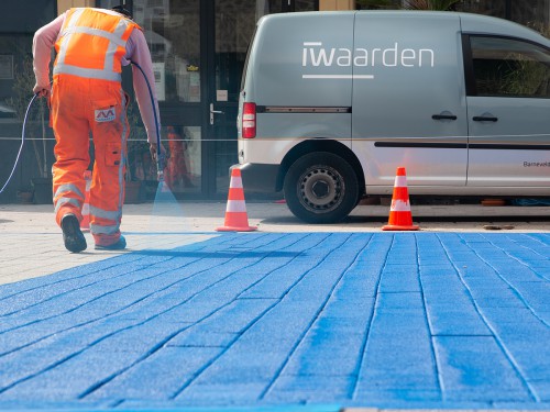 Uitvoering schildering op plein door Iwaarden voor Kunstproject 'The splash' in Rotterdam, door Arttenders en Cindy Bakker