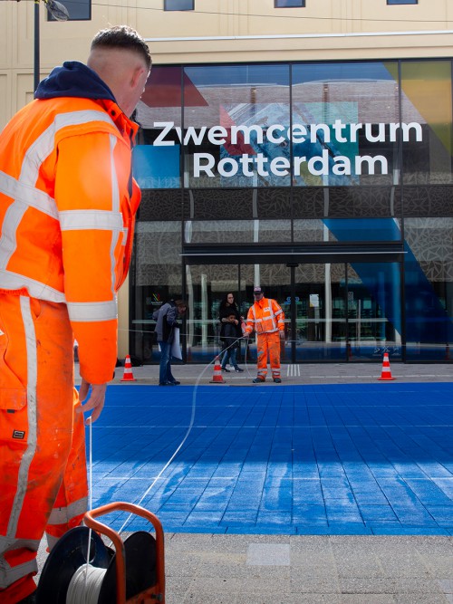 Uitvoering schildering op plein door Iwaarden voor Kunstproject 'The splash' in Rotterdam, door Arttenders en Cindy Bakker