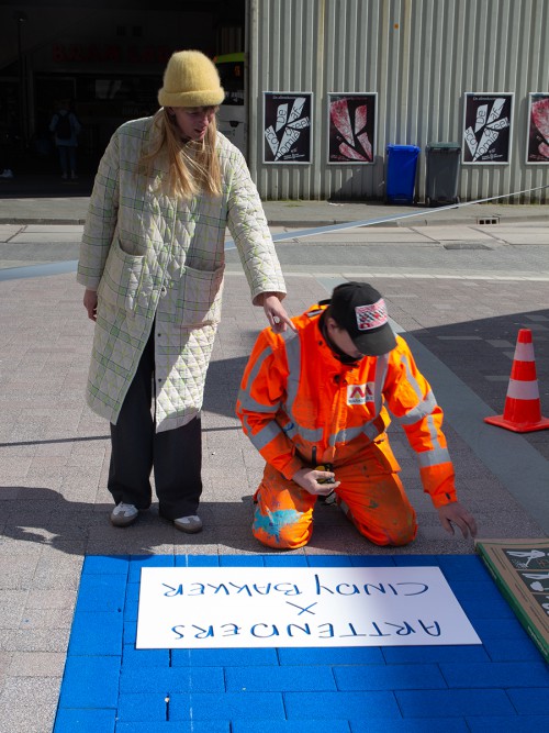 Uitvoering schildering op plein door Iwaarden voor Kunstproject 'The splash' in Rotterdam, door Arttenders en Cindy Bakker