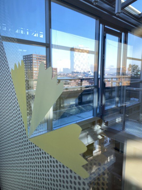 kunstwerk anuli croon door iwaarden geprint op glasfolie voor glazen wand Rotterdam
