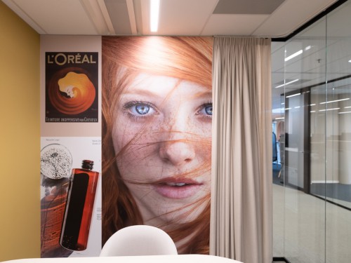 L'Oréal, kantoorstyling, milieuvriendelijk, groen, glasfolie, Airtex behang, muurvisuals