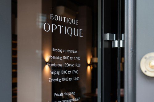 Boutique Optique, Gevelstyling, Branding, productie, spiegelfolie, interieur, signing, stijlelementen, boodschap, materialen 
