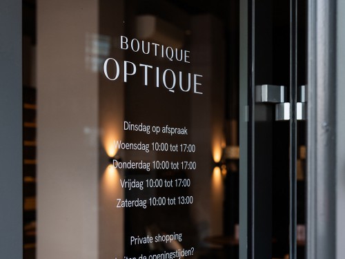 Boutique Optique, Gevelstyling, Branding, productie, spiegelfolie, interieur, signing, stijlelementen, boodschap, materialen 