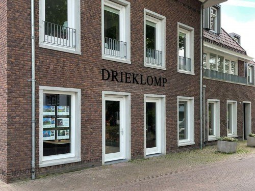 Signing, letters op pand, gevelstyling, Drieklomp