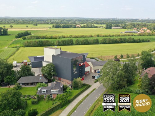 André Pielage, artwork, REVU, Zandbrinkermolen, spiegelend plaatmateriaal op silo in Leusden