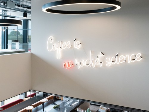 signing met lichtreclame, ledlicht reclame, wayfinding