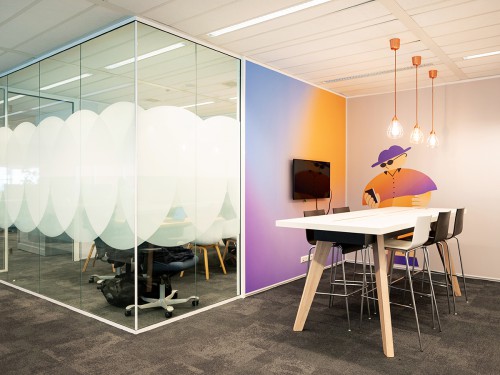 Iwaarden, Iwaarden Interior, Glasdecoratie, Windowgraphics, Glasfolie, Witprint op glas, Witte print op glas, Witte glasfolie, Folie met witte gradient, Glasfolie met print in wit, Transparante glasfo