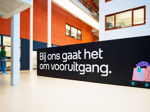 Odido, Den Haag, Folie, Wandbekleding, Kantoor, Gevelstyling, Interieur,  Signing, T-mobile, Tele2, Akoestische panelen, Glasfolie, Wandfolie, Whiteboardfolie, Textieldoeken, Lichtreclame, Kantoorreno