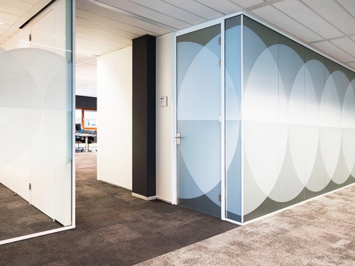 Iwaarden, Iwaarden Interior, Glasdecoratie, Windowgraphics, Glasfolie, Witprint op glas, Witte print op glas, Witte glasfolie, Folie met witte gradient, Glasfolie met print in wit, Transparante glasfo