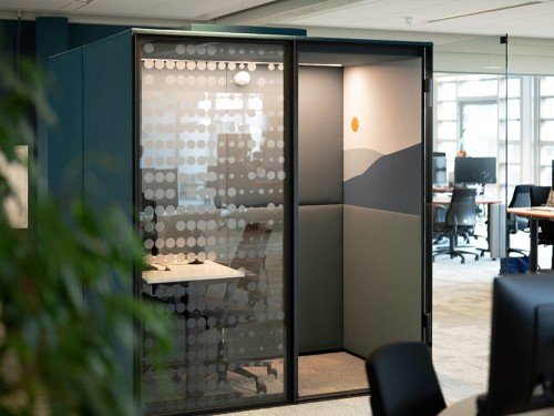 Iwaarden interior - window graphics - glasdecoratie - privacy en sfeer op kantoor met zandstraalfolie