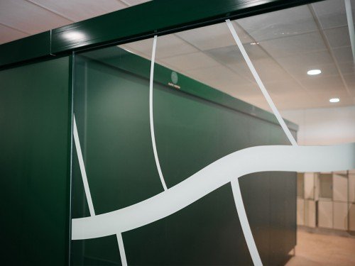Iwaarden interior - window graphics - glasdecoratie - privacy en sfeer op kantoor met zandstraalfolie