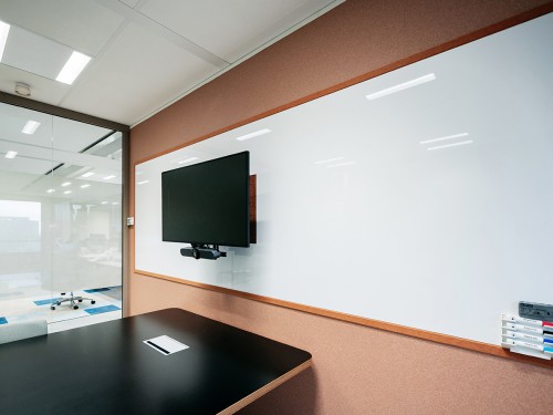 Combinatie van whiteboardfunctionaliteit en duurzame PET-vilt wandbekleding in vergaderruimte van Coare Architectuur, ideaal voor interactieve sessies