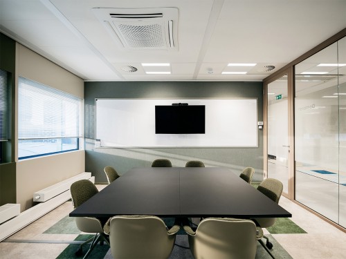 Combinatie van whiteboardfunctionaliteit en duurzame PET-vilt wandbekleding in vergaderruimte van Coare Architectuur, ideaal voor interactieve sessies