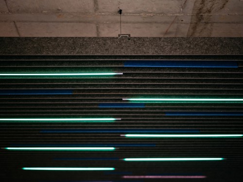 Smalle horizontale baffles van PET-vilt aan het plafond in Coare Architectuur, voor een strakke en zachte uitstraling