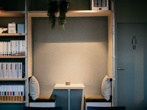 Akoestische wandbekleding van gerecycled PET-vilt op werkplekken van Coare Architectuur.