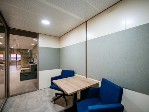 Akoestische wandbekleding van gerecycled PET-vilt op werkplekken van Coare Architectuur.