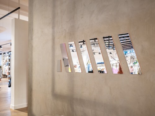 3D-logo op de binnenwand, uitgevoerd in acrylox met spiegelfolie