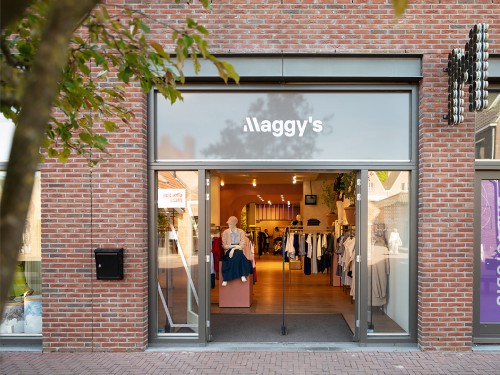Gevel van Maggy’s met glanzende belettering van het logo in spiegelfolie