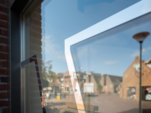 Uitvergroot detail van het Maggy’s-logo als raamdecoratie in spiegelende folie