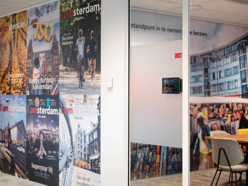 Kantoor in Amsterdamse sfeer met wandbekleding (naadloos behang en textielframe) en glasdecoratie 
