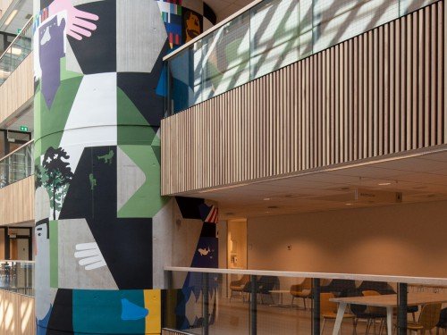 Muurschildering, mural, in centrale hal van CMH Utrecht als site specific artwork van beeldend kunstenaar Anuli Croon