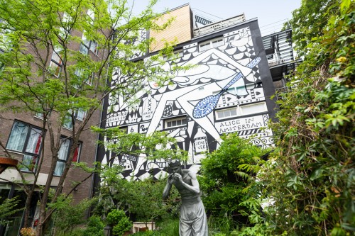 artwork, mural, kunstproject van een muurschildering gemaakt door Marcel Wanders op het Andaz Hotel in Amsterdam, Groot formaat, mogelijk door Iwaarden