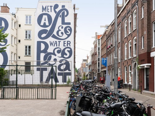 Kunstwerk Piet Parra voor school in Amsterdam, uitgevoerd door Iwaarden als muurschildering op een gevel aan het schoolplein, artwork, mural