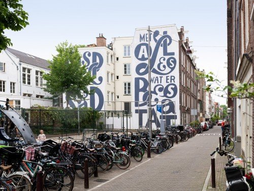 Kunstwerk Piet Parra voor school in Amsterdam, uitgevoerd door Iwaarden als muurschildering op een gevel aan het schoolplein, artwork, mural
