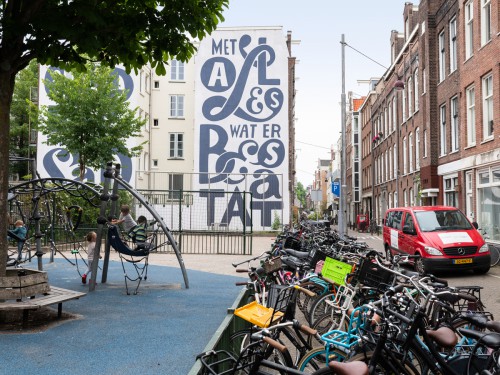 Kunstwerk Piet Parra voor school in Amsterdam, uitgevoerd door Iwaarden als muurschildering op een gevel aan het schoolplein, artwork, mural