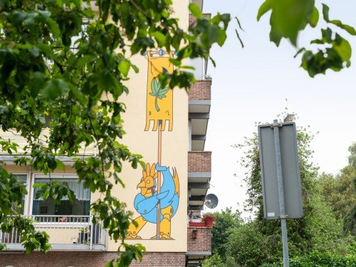 Muurschildering, mural, illustrator Stefan Glerum op gevel vrolijkt Bos en Lommer Amsterdam op met Reinaert de Vos