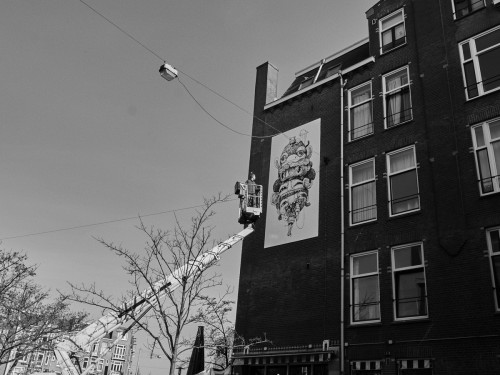 Schone kunst van Nouch, mural, muurschildering die vervuilde stadslucht opeet. Geschilderd in luchtzuiverende Airlite verf en Air-ink inkt