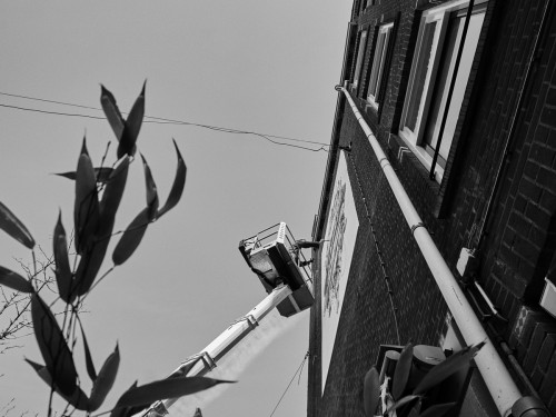 Schone kunst van Nouch, mural, muurschildering die vervuilde stadslucht opeet. Geschilderd in luchtzuiverende Airlite verf en Air-ink inkt