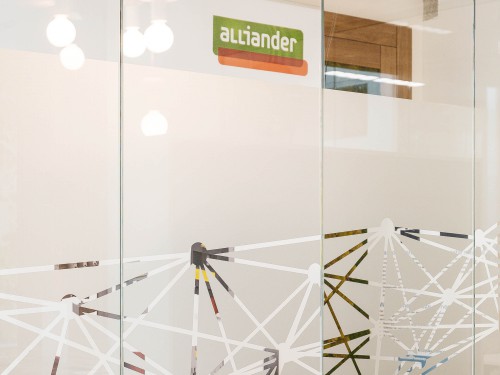Glasdecoratie met zandstraalfolie bij hoofdkantoor Alliander, stijlvol en functioneel voor privacy met behoud van openheid
