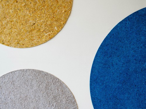 Vergaderruimte met cirkelvormige akoestische wanddecoratie van textiel, kleurrijk en duurzaam
