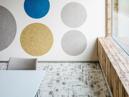Vergaderruimte met cirkelvormige akoestische wanddecoratie van textiel, kleurrijk en duurzaam