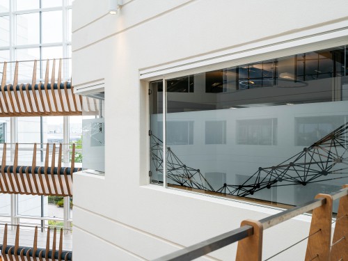 Glasdecoratie met zandstraalfolie bij hoofdkantoor Alliander, stijlvol en functioneel voor privacy met behoud van openheid