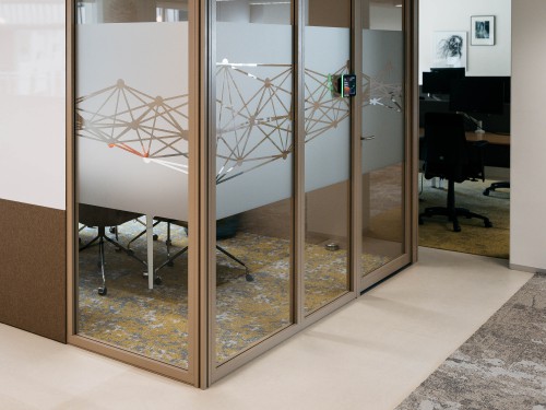 Glasdecoratie met zandstraalfolie bij hoofdkantoor Alliander, stijlvol en functioneel voor privacy met behoud van openheid