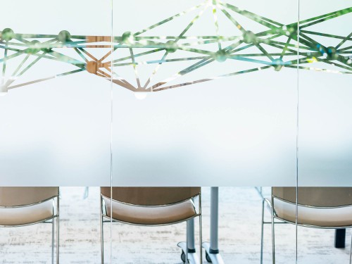 Glasdecoratie met zandstraalfolie bij hoofdkantoor Alliander, stijlvol en functioneel voor privacy met behoud van openheid