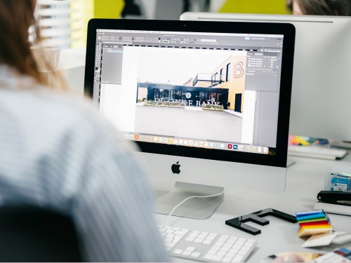 Ontwerper van Iwaarden op kantoor aan het werk: verbeelden van wensen naar een uitvoerbaar ontwerp