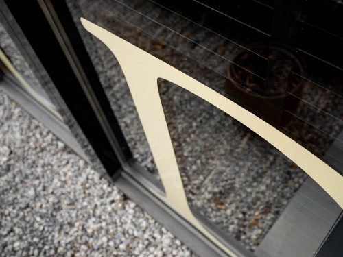 Ontwerp en productie gevellogo in beige folie op ramen