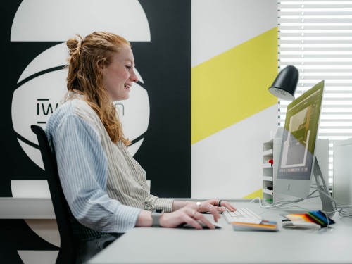 Ontwerper van Iwaarden op kantoor aan het werk: verbeelden van wensen naar een uitvoerbaar ontwerp